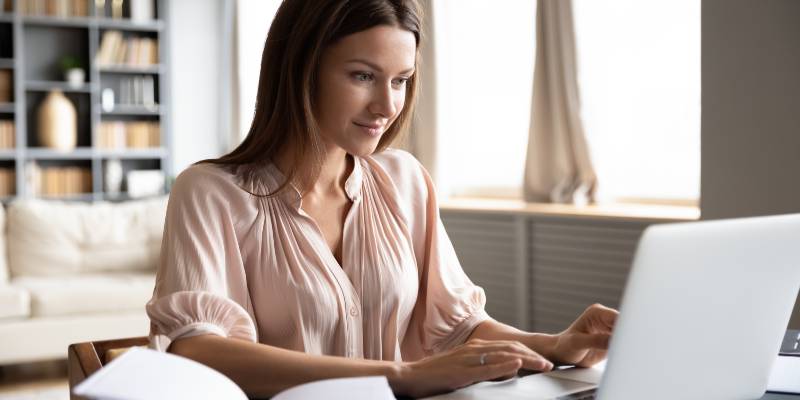 Woman working in her laptop